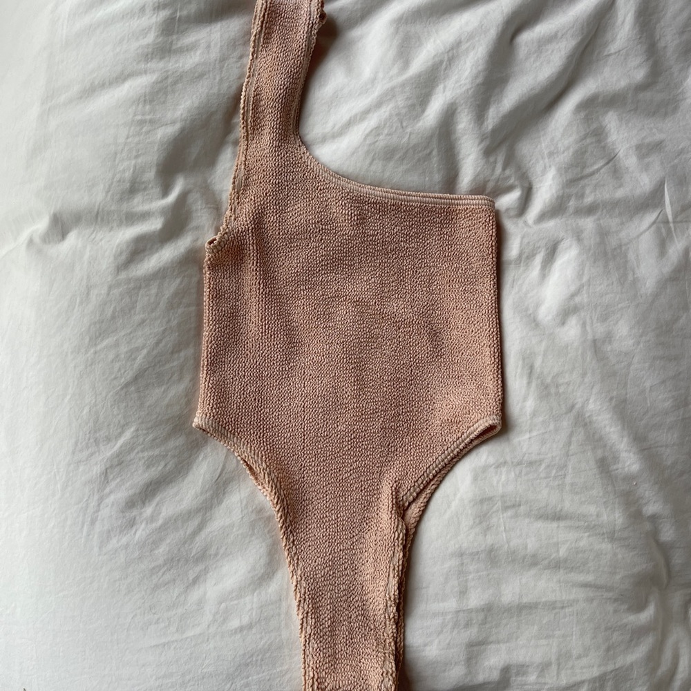 Bond-eye twist strap Oscar almond one piece, NEW!